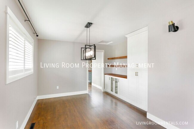 Building Photo - 2040 SW Huntington Ave