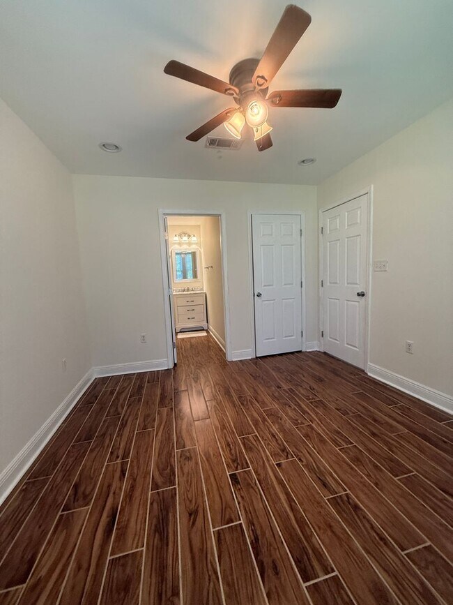 Building Photo - Updated Cottage Home in the Southdowns are...