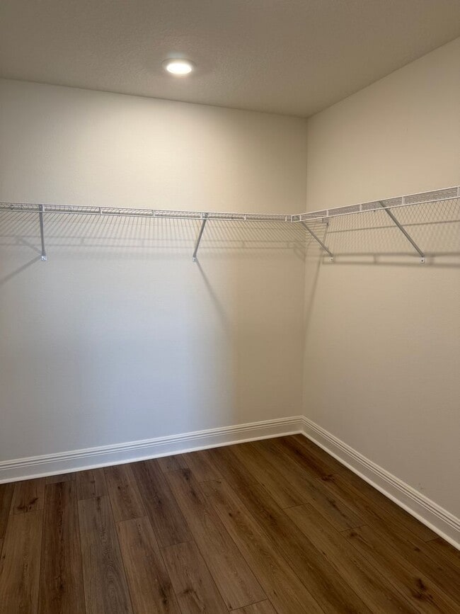 Building Photo - Beautiful 4 bedroom Home