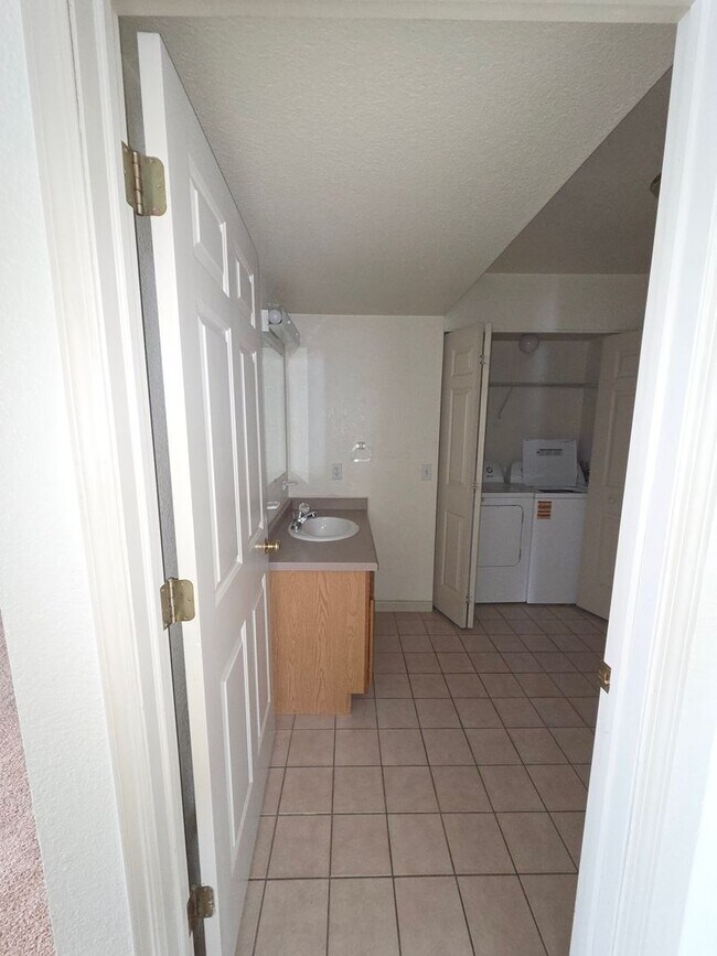 Building Photo - Discover your dream Townhome in Manitowoc!