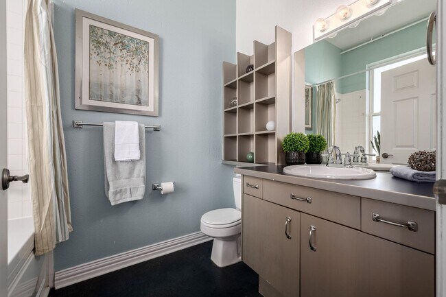 Building Photo - One bedroom, two bath corner unit in Baker with two balconies