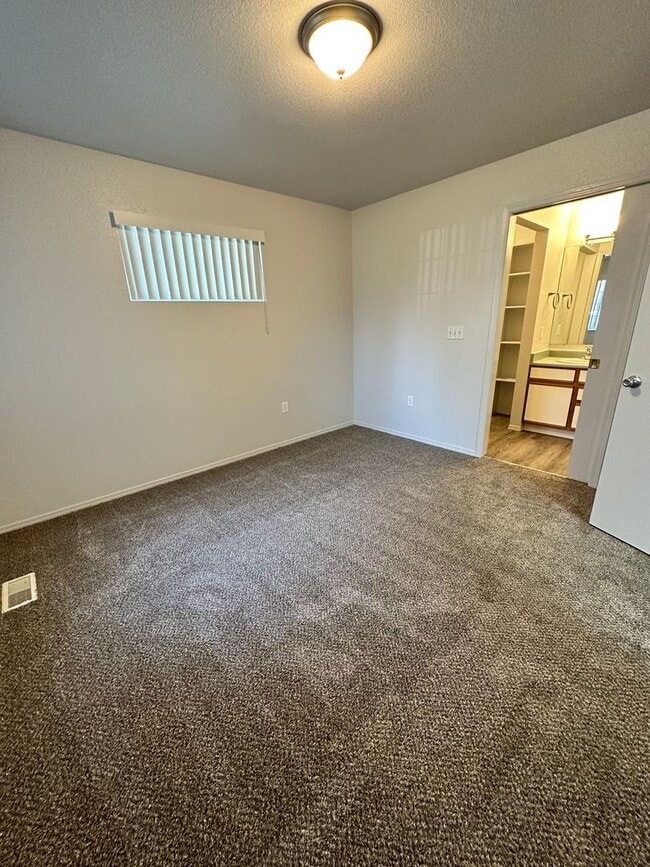 Building Photo - Newly renovated in 2024 2 bedroom 2 bathroom apartment available soon.