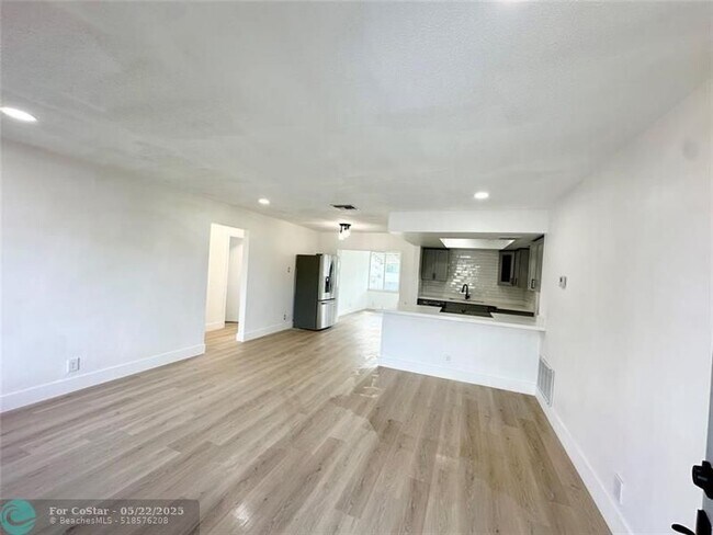 Building Photo - 4510 NW 49th Dr