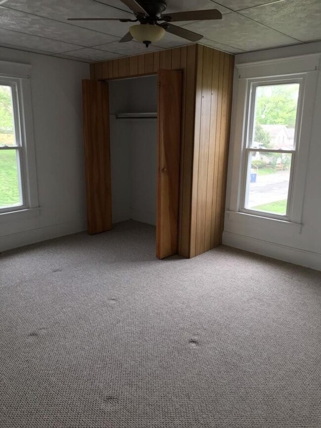 Building Photo - 3 bedrooms 2 baths