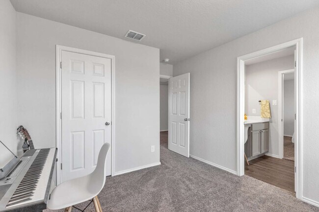 Building Photo - 610 Pleasanton Way
