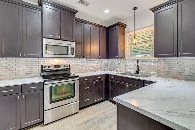 Building Photo - 590 Summer Hill Way