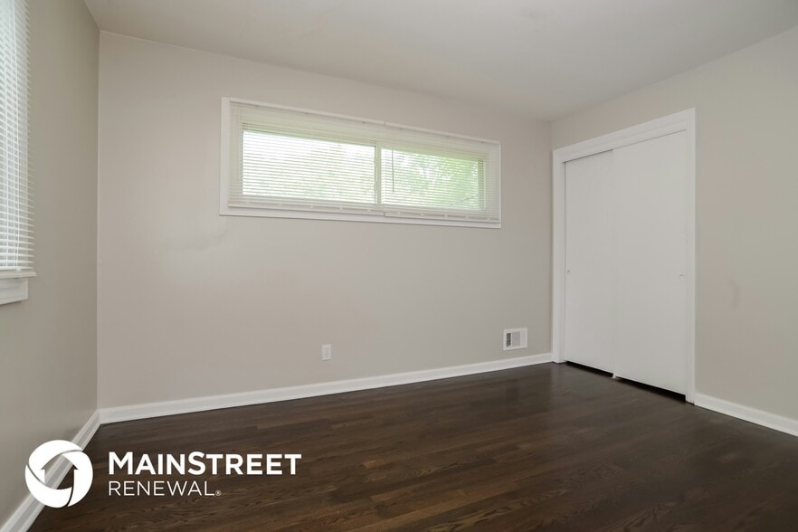 Building Photo - 6852 N Montrose Ave