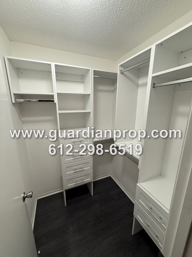 Building Photo - End Unit Townhouse on Secluded Drive Available Now, Updated Kitchen & Baths, Large Primary Suite