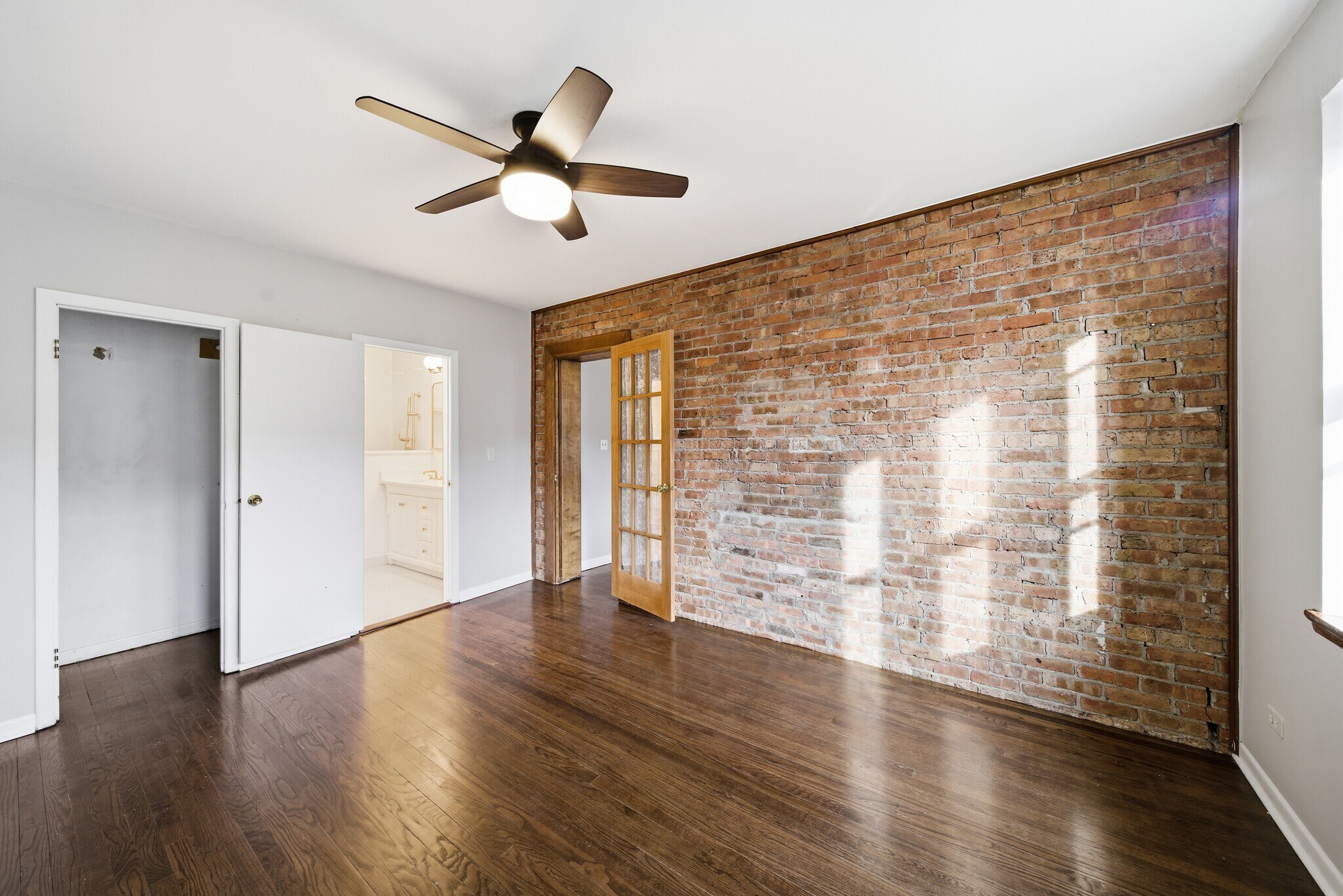 Building Photo - 724 W Buena Ave