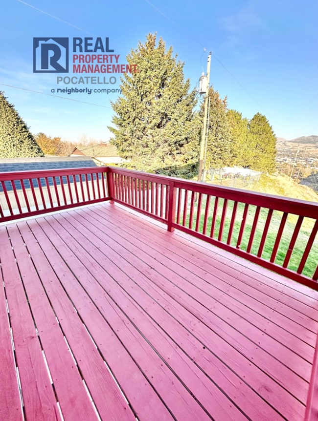 Building Photo - Updated 3 Bedroom 2 bath Townhome