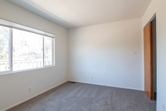 Building Photo - $500 MOVE IN SPECIAL Manufactured Home for Rent in Redding CA | 1 Acre, Large Deck, Pet Friendly