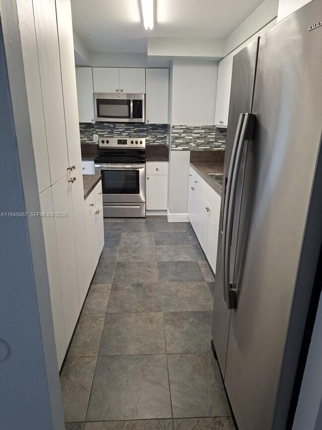 Building Photo - 301 Golden Isles Dr