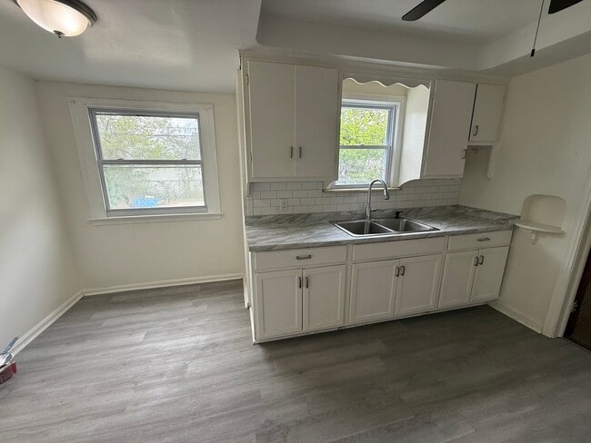 Building Photo - 3bd Single VOUCHERS ONLY!