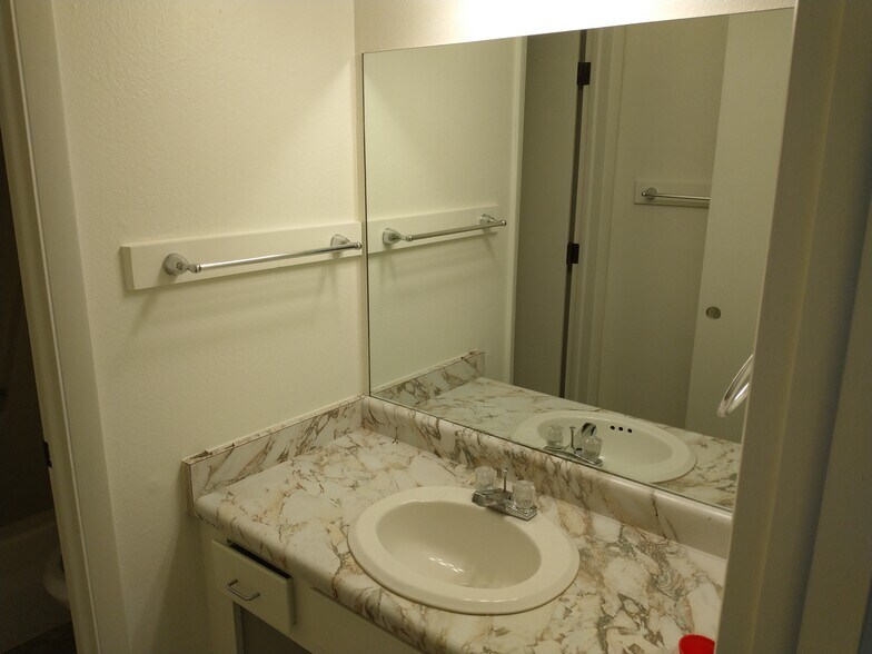 Building Photo - 405 E 1st St