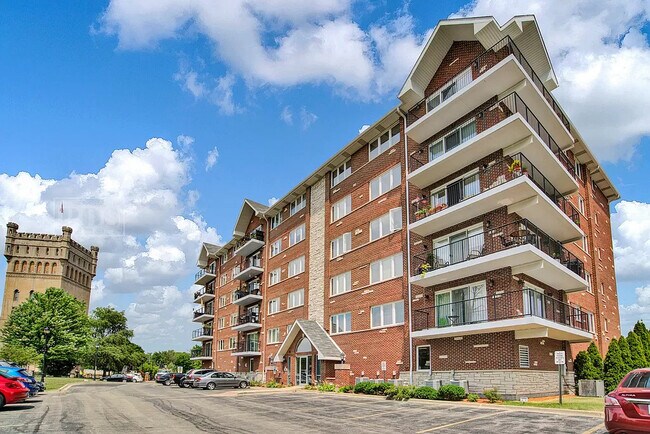 Building Photo - 8010 Riverwalk Dr