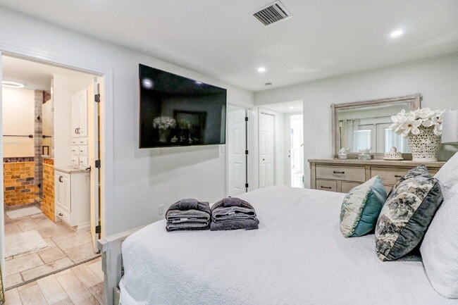 Building Photo - Fully Furnished 4-Bedroom Pool Home with Golf Course Views in Northdale