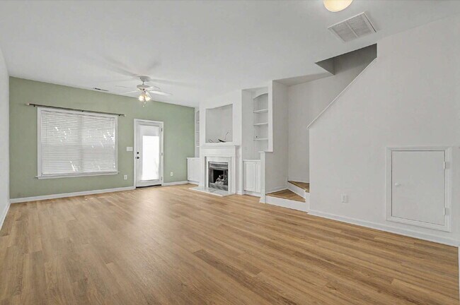 Building Photo - Townhome in Desirable Hedingham Community