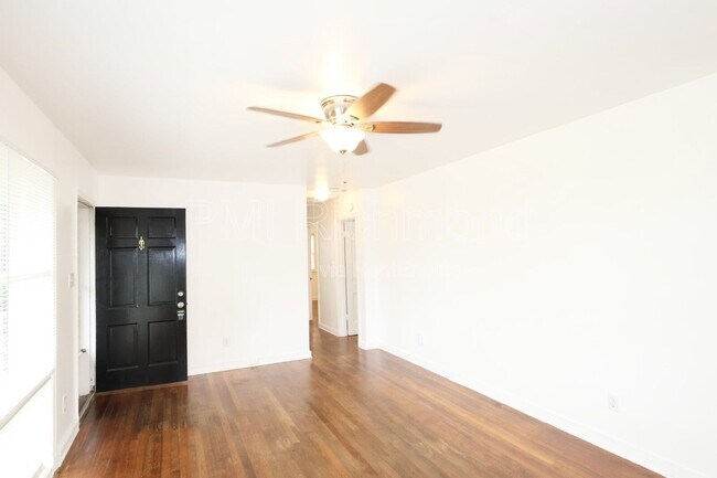 Building Photo - 3006 Manor Dr
