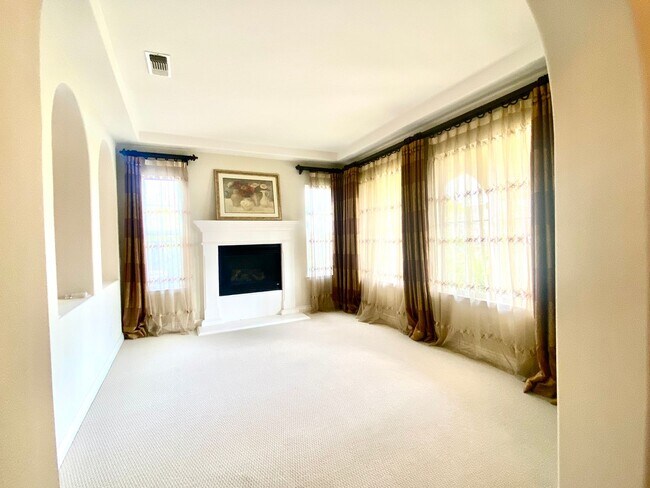 Building Photo - Pleasanton Ponderosa 5 bed+loft / 4 bath, 4 car garage, Small Dogs OK