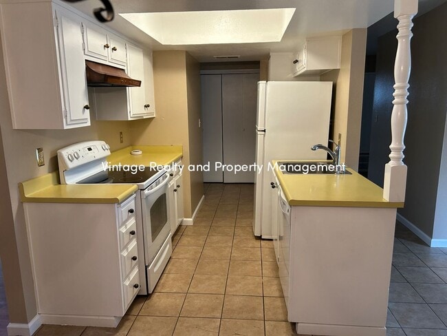 Building Photo - Back On The Rental Market Nice Cozy 3 Bedroom Half Plex Home!!!