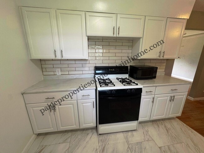 Building Photo - 425 Ashington Dr