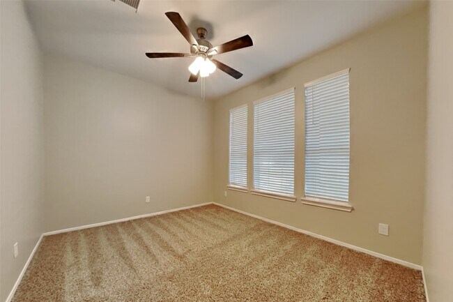 Building Photo - 1731 Red Oak Terrace