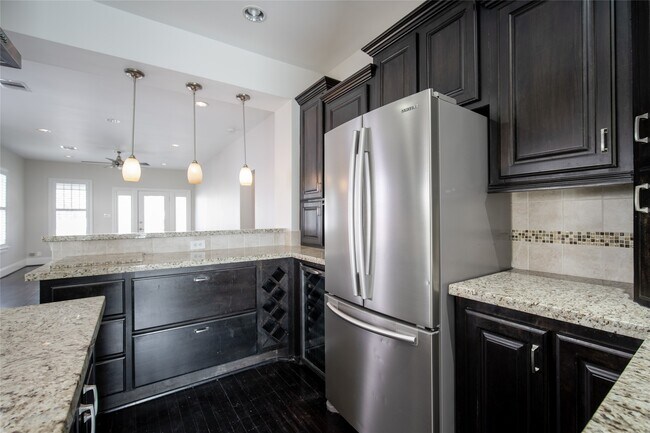 Building Photo - 312 W 20th St