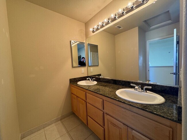 Building Photo - Newly available Stunning 2 Bedroom home fo...