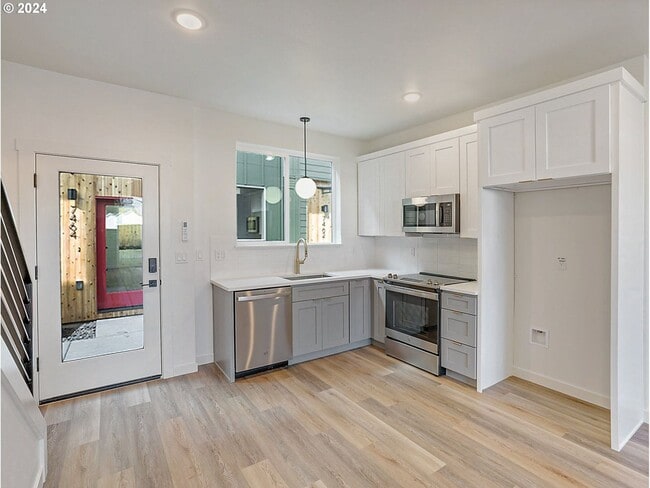 Building Photo - Inviting Home with Open Living & Stainless Steel Kitchen