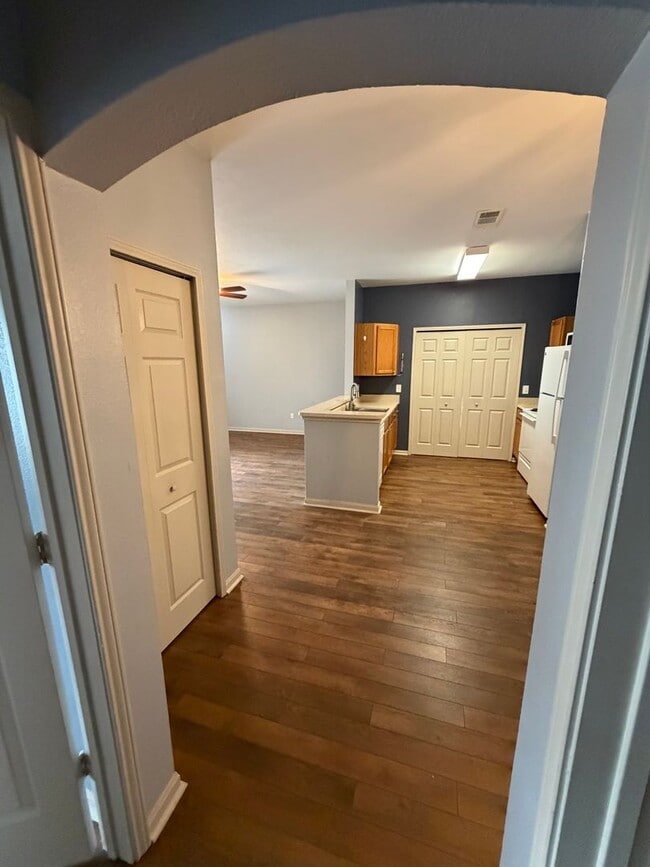 Building Photo - One Bedroom Condo with Garage