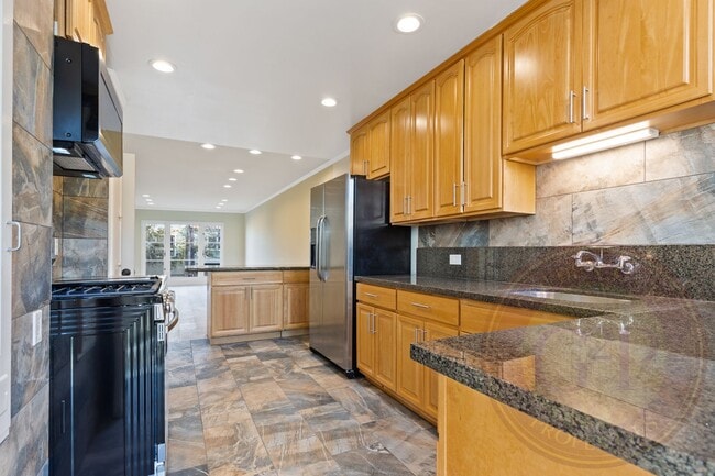 Building Photo - Collingwood Street - 450-452