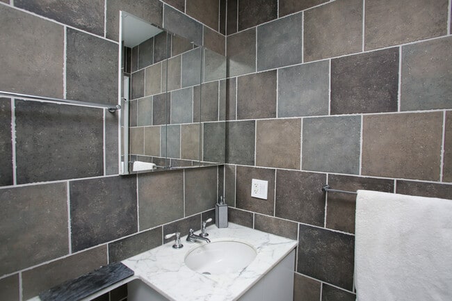 Building Photo - 23 Cross Rd