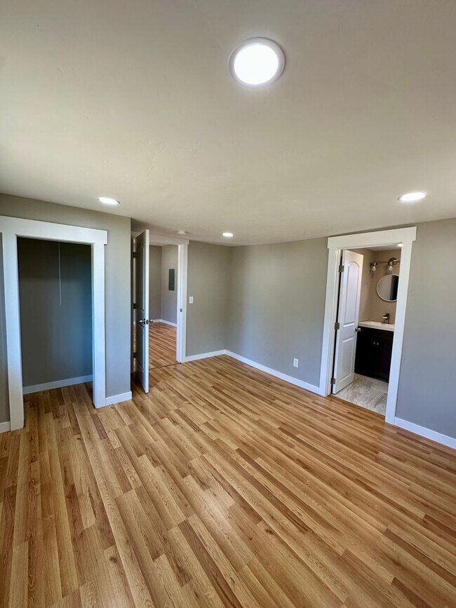 Building Photo - Beautiful 3 bedroom 3 bath Two Story House