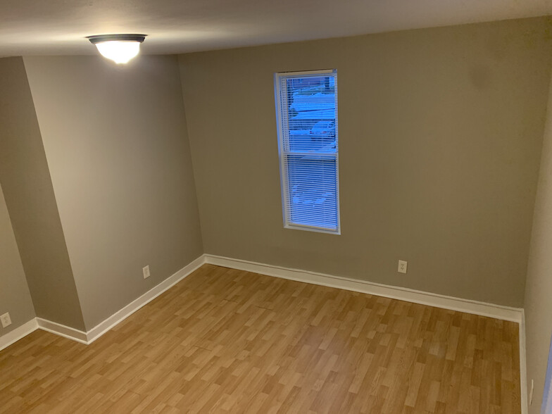 Livingroom - 357 College Ave