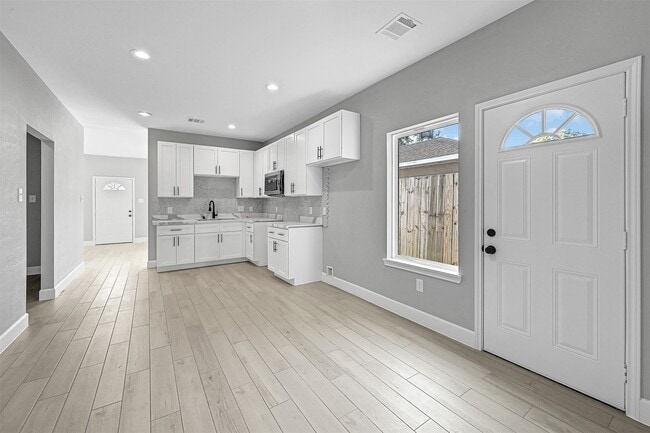 Building Photo - 12009 Meadowgreen St