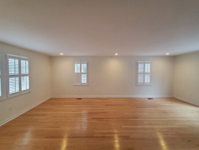 Building Photo - 108 Warren Rd