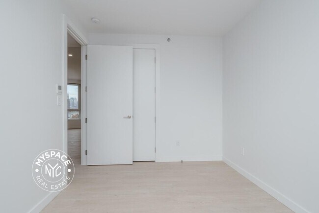 Building Photo - 280 Meeker Ave