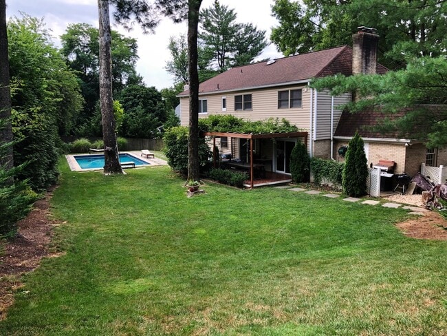 Building Photo - Luxury 5 bed, 3.5 bath with Pool!