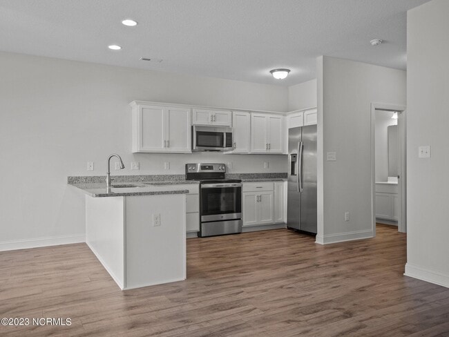 Building Photo - 215 Verrazzano Ln