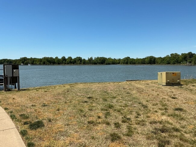 Building Photo - Quaint Waterfront Townhome in Beautiful Monroe's Landing