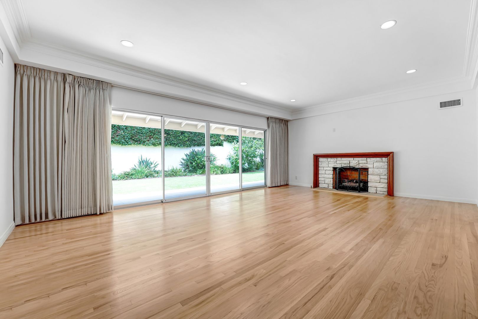 Building Photo - 555 Amalfi Dr