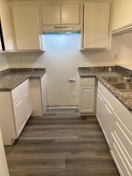 Building Photo - 43711 Challenger Way