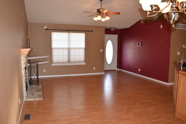 Building Photo - Beautiful spacious home in Waynesville