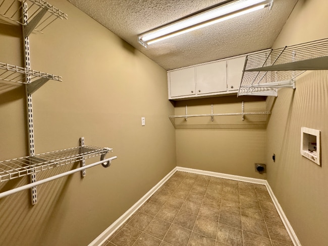 Building Photo - 2406 Greenbrier Dr