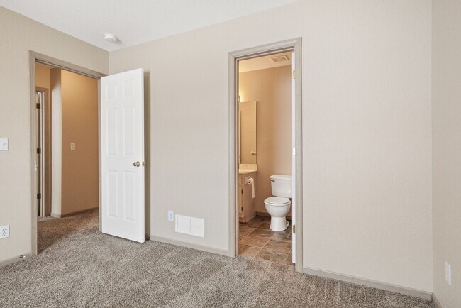 Building Photo - 2 bedroom 1.5 bath in Oak Grove