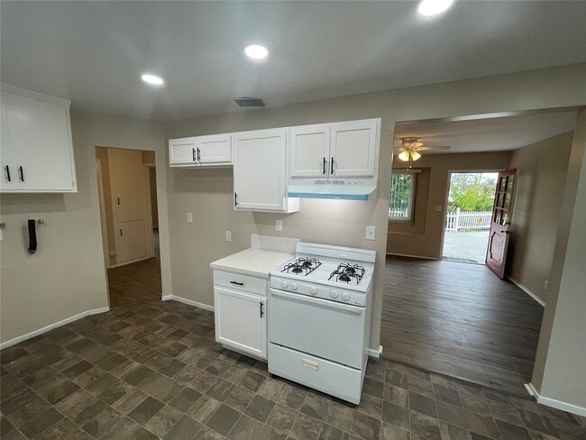 Building Photo - 355 S Aspan Ave