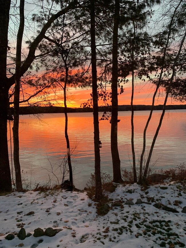 Building Photo - 19 Mirror Lake Dr