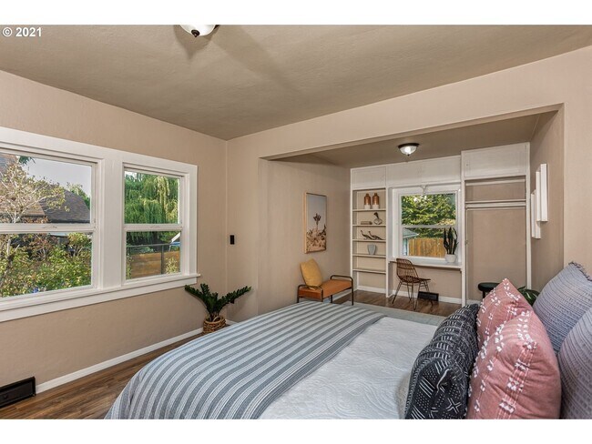 Building Photo - 2 bedroom 2 bath Woodlawn Bungalow-Full finished basement!