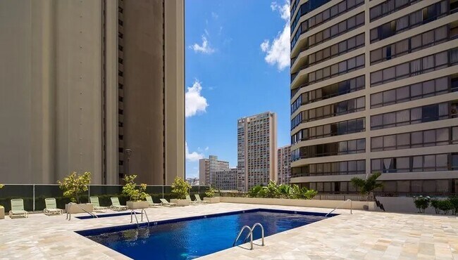 Building Photo - 2499 Kapiolani Blvd