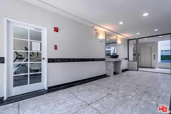 Building Photo - 723 Westmount Dr